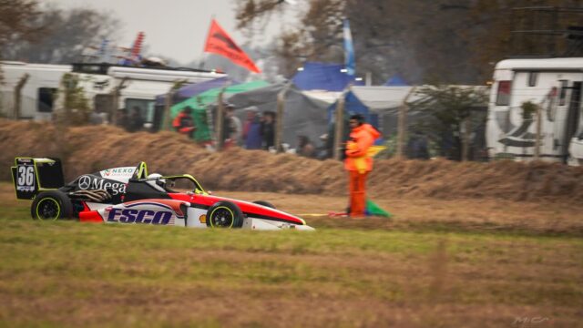 Paso el finde en Cordoba🫡🫡
Finde positivo en el que tuvimos una carrera muy lineal con todos los autos muy parejos. Contento por lo aprendido y por el muy buen ritmo que tuvimos.
Quiero dar gracias a Dios, todos los sponsors, familia, equipo y amigos que hacen todo lo posible para que yo pueda correr.
@gabrielwernercompeticion @exequielbastidas15 @juliohoraciosimon @fji.taller @micaph.fotografia
.
@escosaoficial
@nexoaberturas
@automotoresmegasa
@lafamilia_sb
@laprimera.carniceria_
@cmdelapiel
Nos vemos en Posadas 🔜🔜